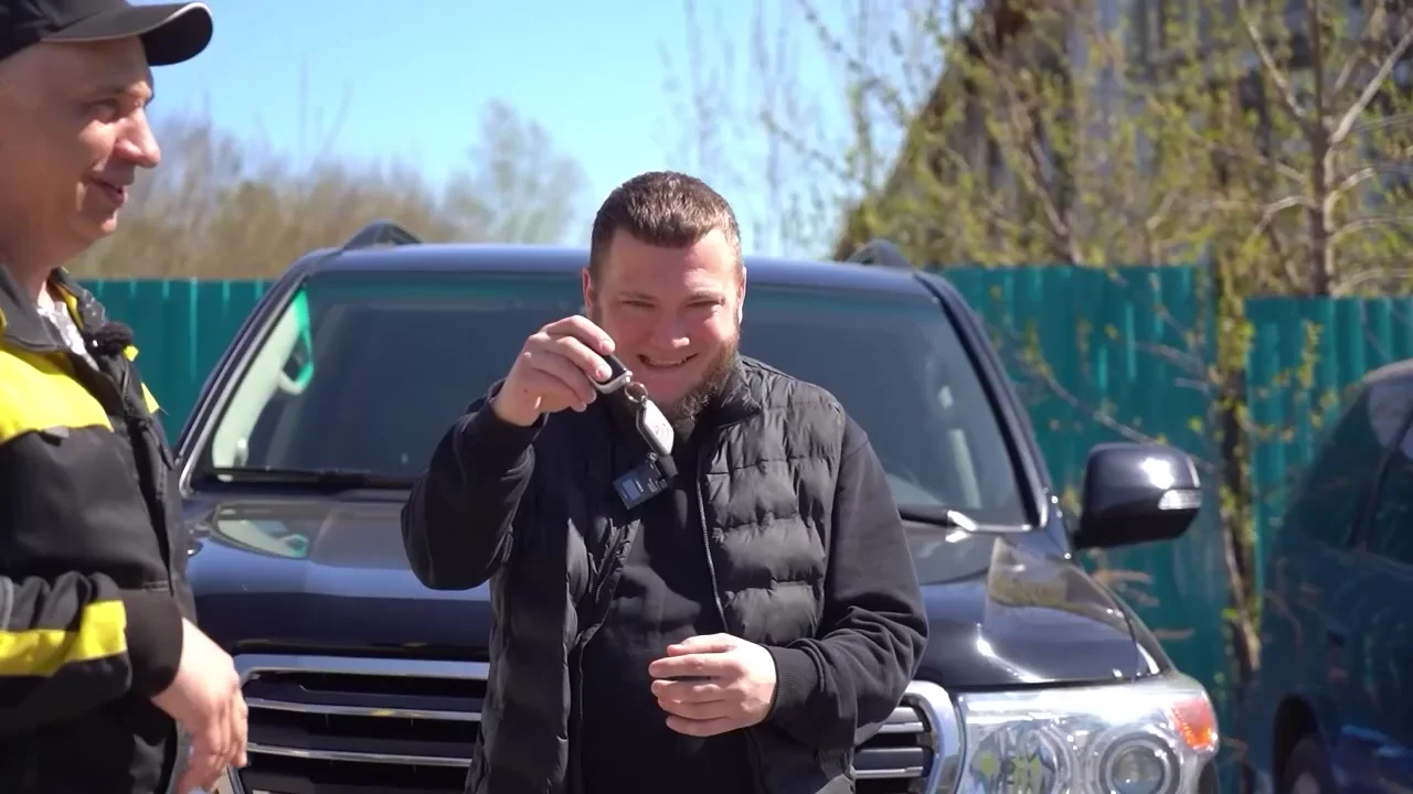 Воронько Дмитрий Николаевич показывает ключи от полученного Toyota Land Cruiser 200