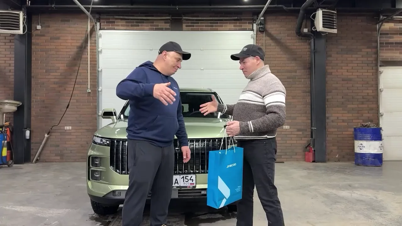 Владимир Маклашевский получает JAECOO J7 рядом с ведущим Garage 54