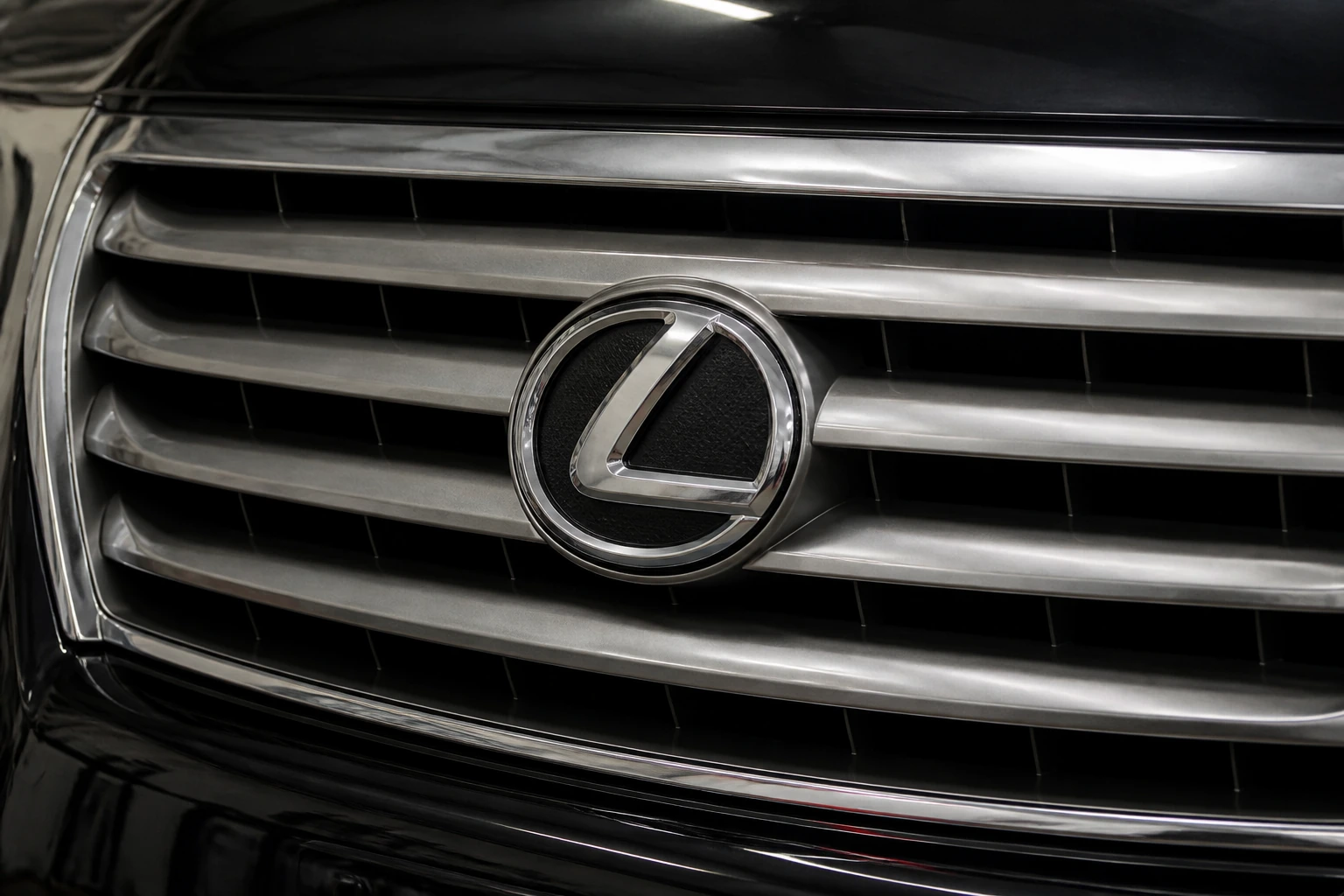 Шильдик Lexus на фирменной решётке LX570